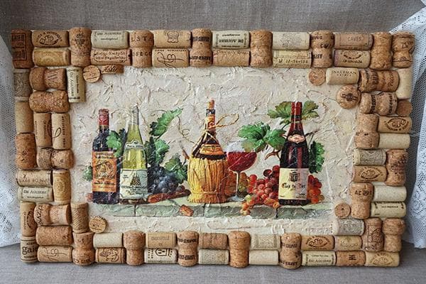 Pintura en un marco hecho con corchos de vino.