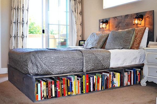 Raamaturiiulid voodi all