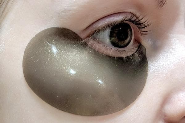 Usar un parche de hidrogel para cuidar la piel alrededor de los ojos