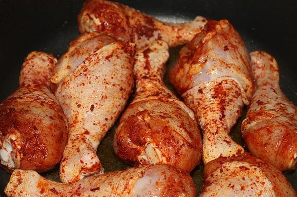 Cosce di pollo piccanti prima della cottura