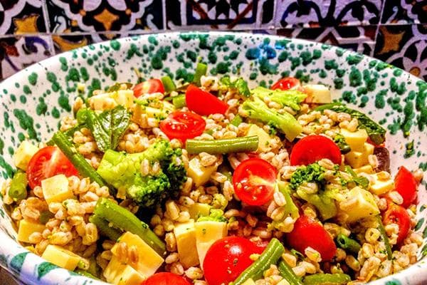 Warm salad na may manok, barley at broccoli