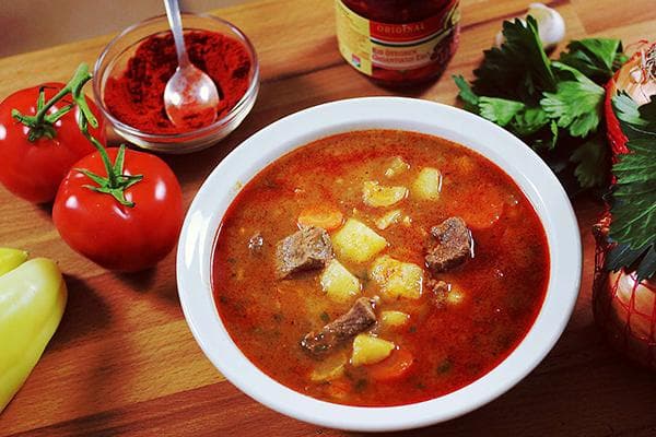 Sopa de ternera con pimentón