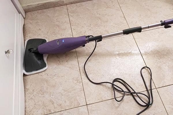 Köögi põranda puhastamine aurupuhastiga