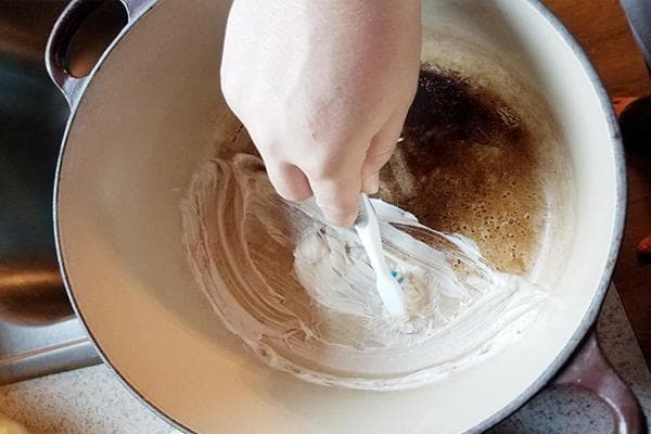 Limpiar una sartén esmaltada