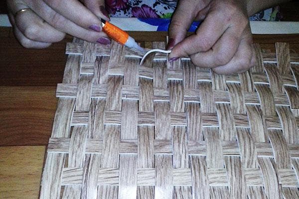 Tejer una alfombra con restos de linóleo
