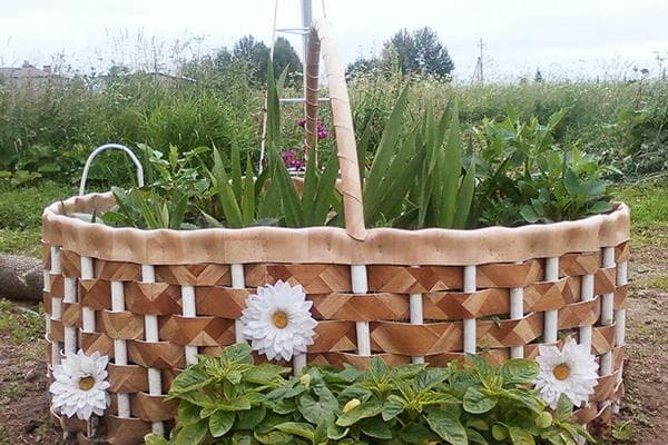 Decorar un macizo de flores con restos de linóleo en forma de cesta