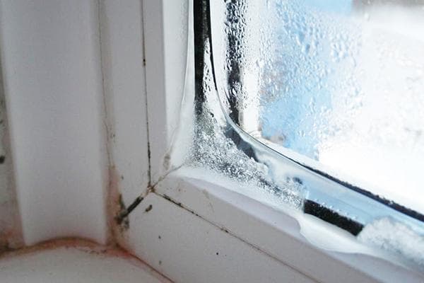 Hielo en una ventana de plástico