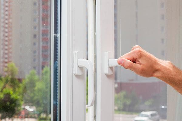 Abrir una ventana de plástico