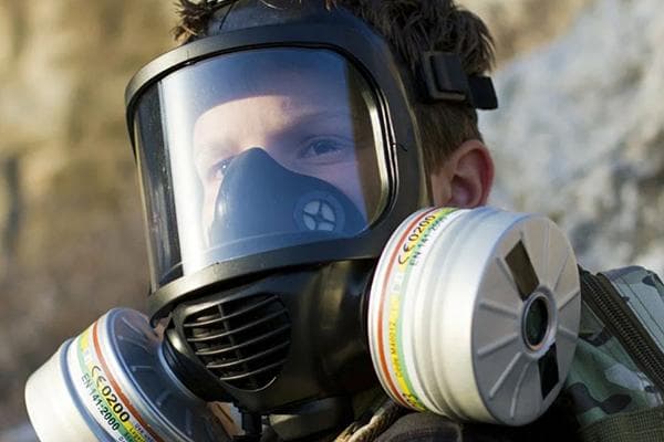 Hombre con máscara de gas con filtros combinados.