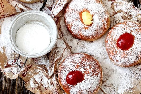 Cupcakes with powdered sugar