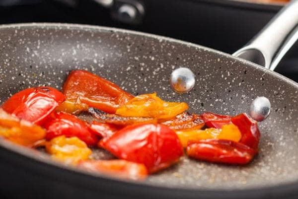 Faire frire les légumes dans une poêle recouverte de copeaux de pierre