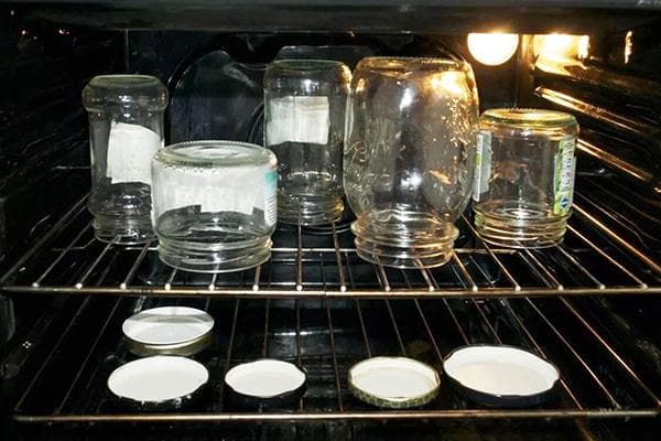 Esterilizar frascos y tapas en el horno.