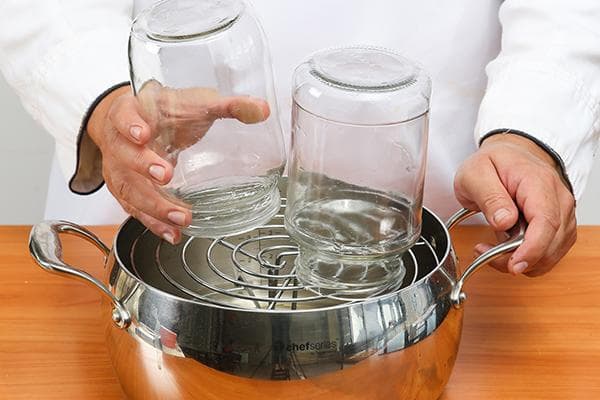Esterilizar frascos en una cacerola al vapor.