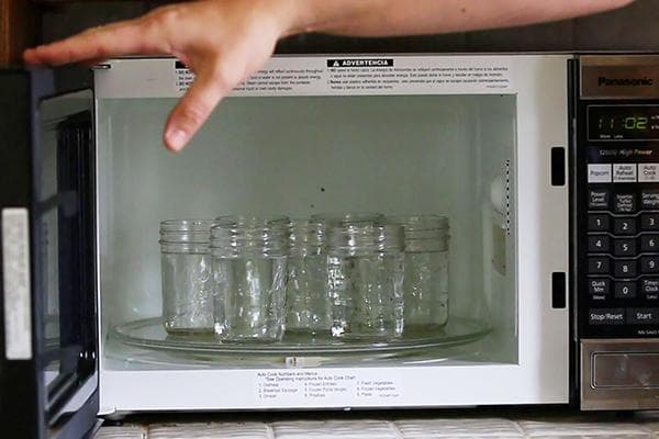 Esterilizar frascos en el microondas.