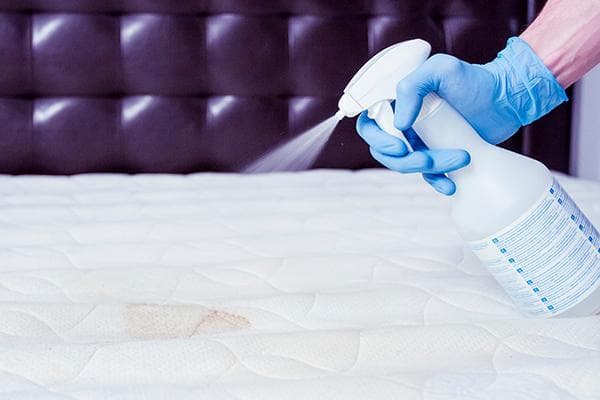 Limpiar un colchón con spray quitamanchas