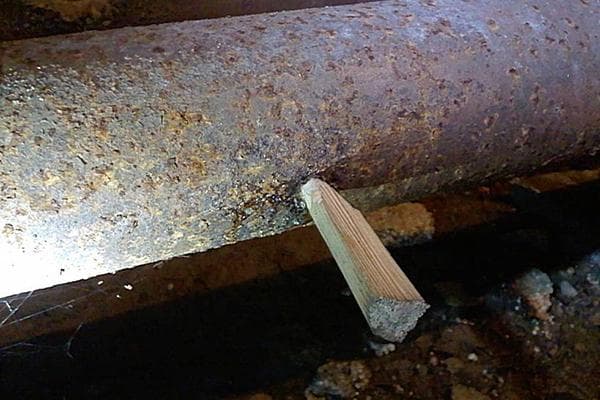Reparar una fuga en una tubería con una picadora de madera