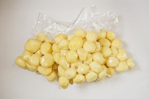 Kooritud kartulid vaakumkottides