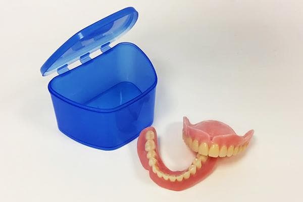 Hambaproteesid ja konteiner nende hoidmiseks