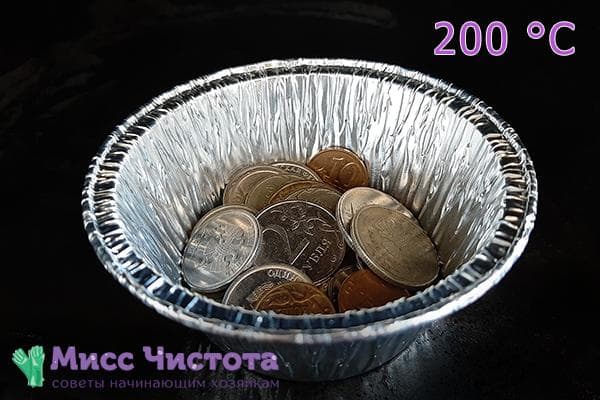 Calcinación de monedas en el horno para desinfección.