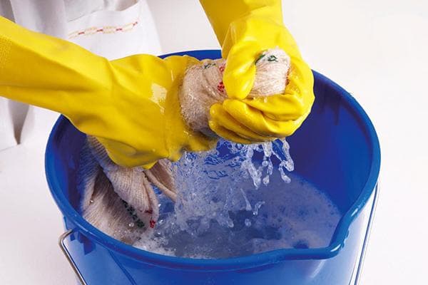 Solución de lejía para desinfectar superficies en el hogar