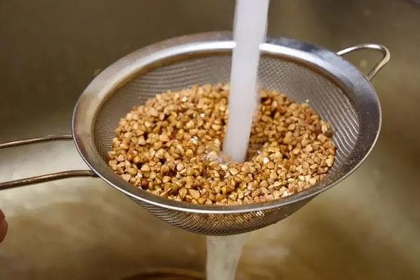 Lavar el trigo sarraceno con agua corriente.