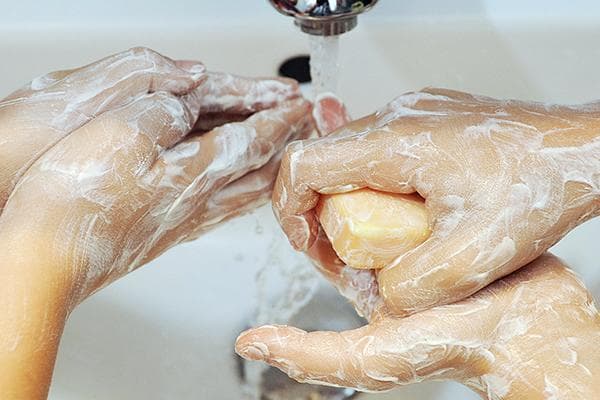Lavarse las manos con jabón en barra