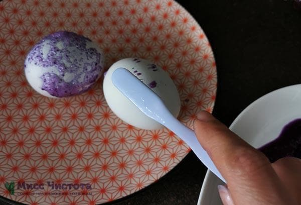 Colorear huevos con pastel de jugo de repollo.