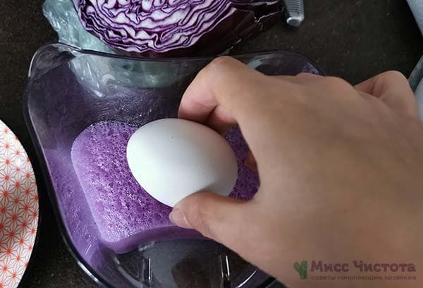 Colorear huevos con espuma.
