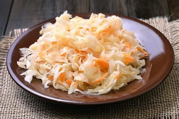 Sauerkraut på en tallerken