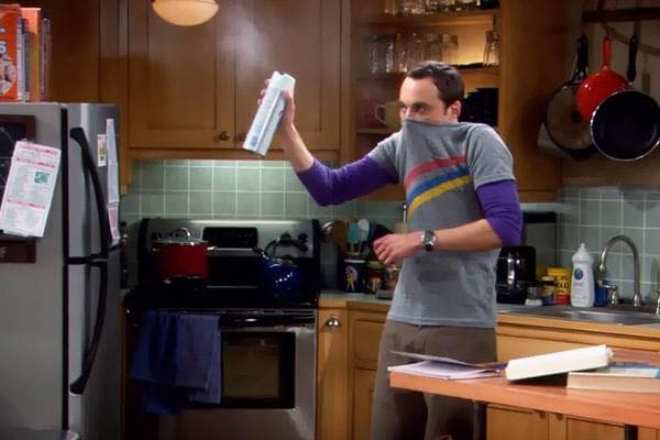 Sheldon Cooper rocía spray desinfectante