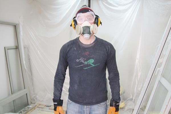 Un hombre en un respirador durante trabajos de reparación.