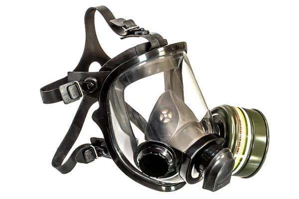 Filtering gas mask with protective screen