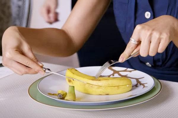 Come mangiare una banana secondo il galateo