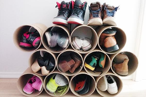 Organizador de zapatos hecho con tubos de cartón.