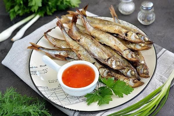 Capelin fritto con salsa