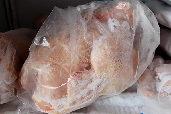 Viande dans un emballage sous vide cassé