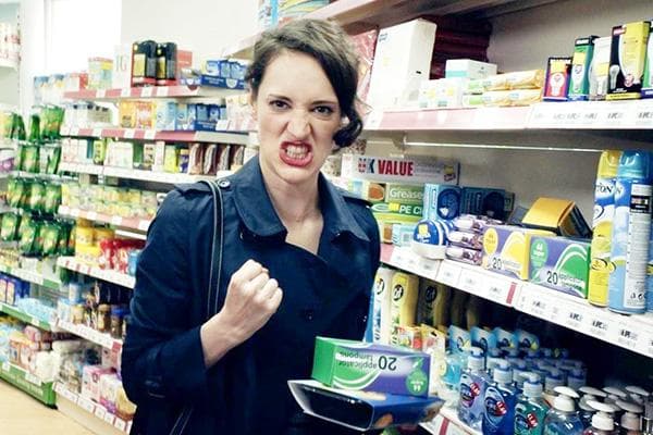 Chica de compras en un supermercado