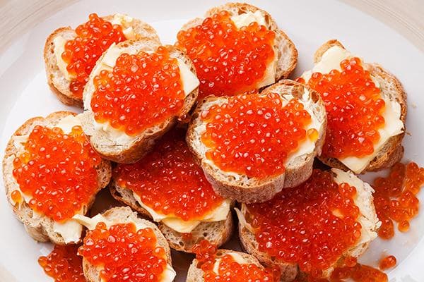 Sanduíches com caviar vermelho