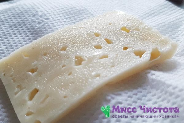 Gocce di umidità su un pezzo di formaggio