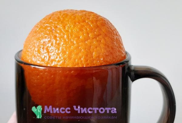Naranja en una taza
