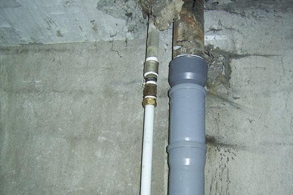 Salida de tubería de ventilador en un edificio de apartamentos