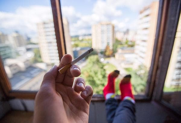 Fumar en el balcón