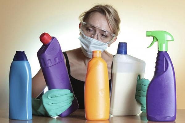 Mujer con productos químicos domésticos