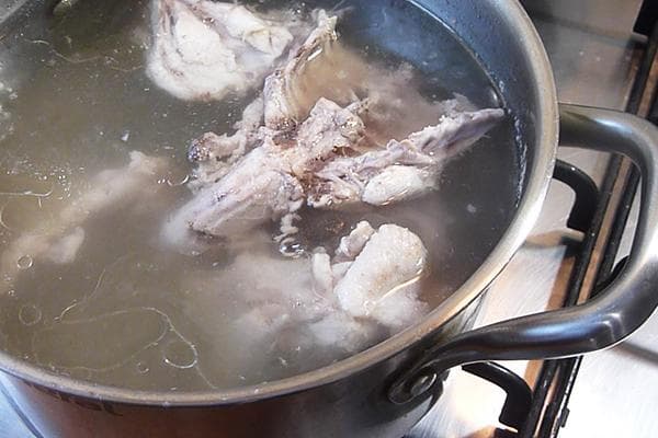 Cocinar pollo en una cacerola