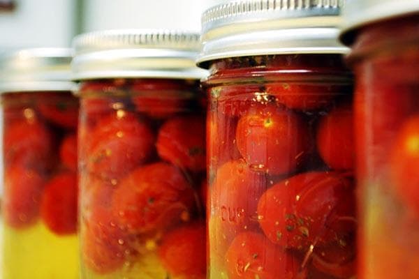 Konserveeritud tomatid purkides