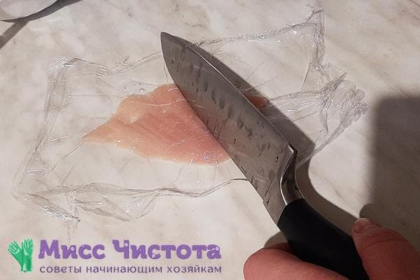 Machacar el filete de pollo con el lado romo de un cuchillo