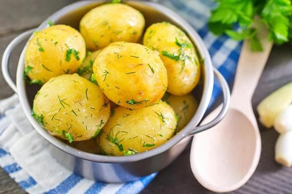 Patatas hervidas con hierbas