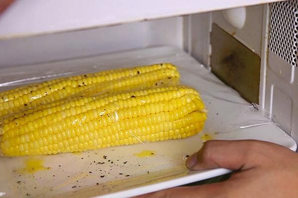 Cooking corn in the microwave