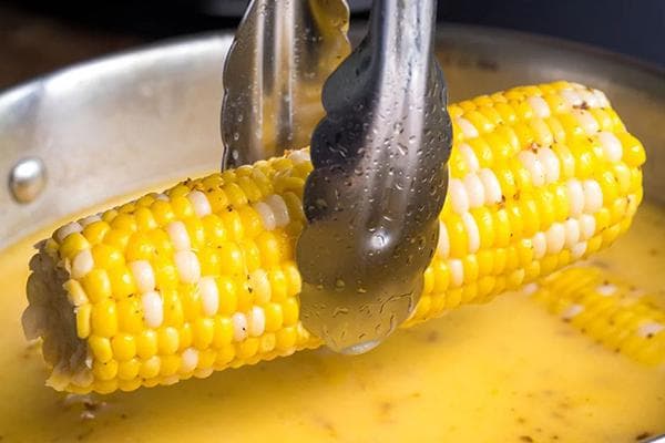 Memasak jagung dalam periuk