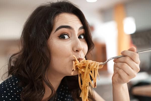 Ragazza che mangia pasta